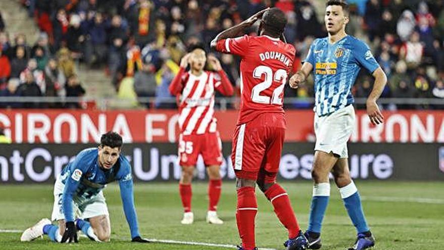 Seydou Doumbia lamentant-se en el partit contra l&#039;Atlètic a Montilivi; només va fer dos gols la temporada passada amb el Girona.