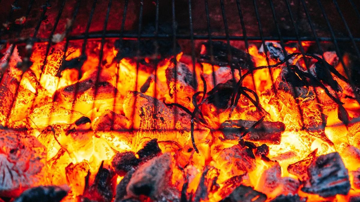 Cinco trucos sencillos para encender tu barbacoa de carbón vegetal