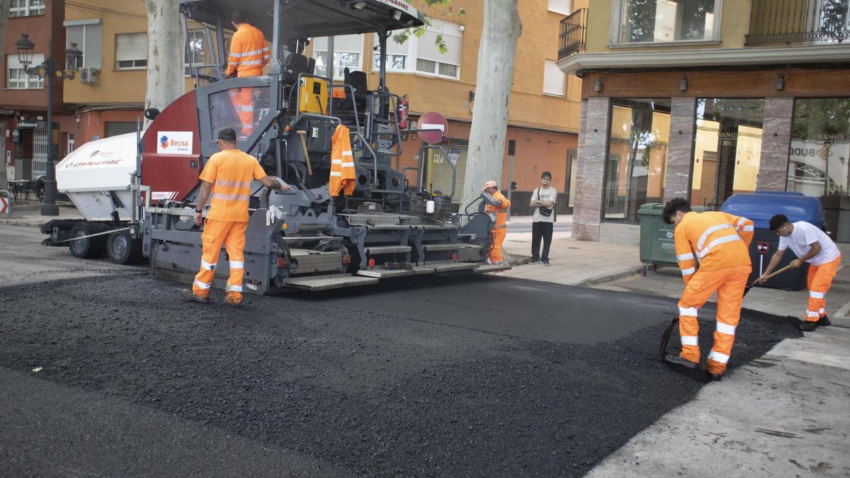 Obras de construcción de un paso elevado para peatones en la Avenida de Selgas de Xàtiva