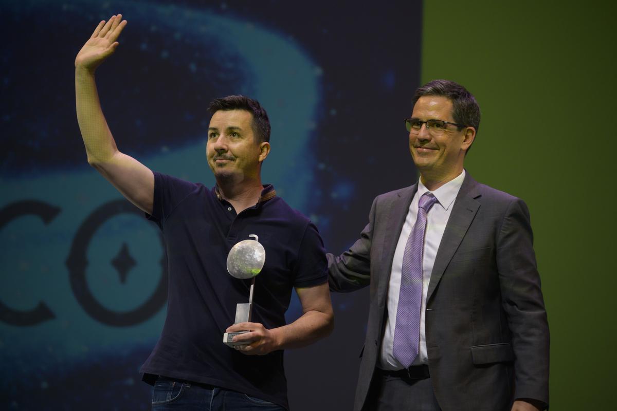 Daniel Hernández Chambers durante la recepción de su Premio Hache.