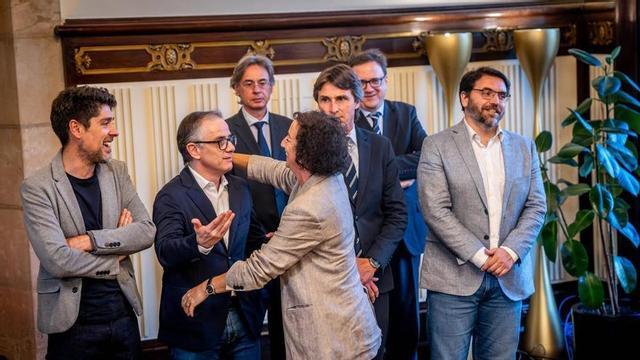 La consellera d’Economia i Finances, Alícia Romero, saludant Josep Maria Jové, d’ERC, i David Cid, dels Comuns, després de l’acord de pressupostos