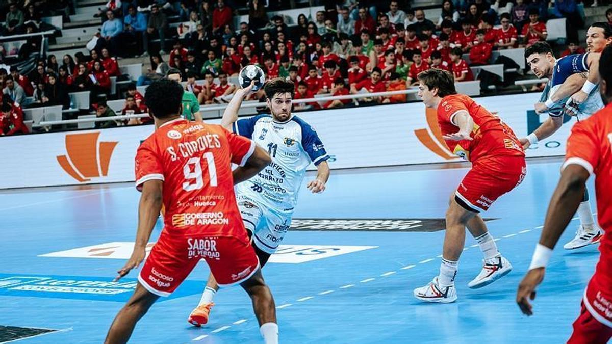 Samu Pereiro, que ayer anotó sobre la bocina el definitivo 30-31, en una acción del encuentro ante el Bada Huesca.