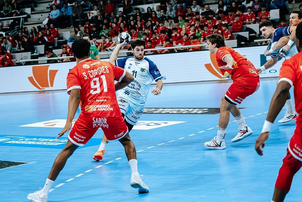 Samu Pereiro, que ayer anotó sobre la bocina el definitivo 30-31, en una acción del encuentro ante el Bada Huesca.