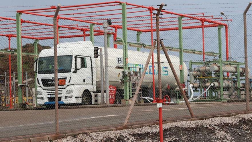 Un camión cisterna, cargando gas natural licuado a 160 grados bajo cero, en uno de los cargaderos de la regasificadora de El Musel. | MARCOS LEÓN
