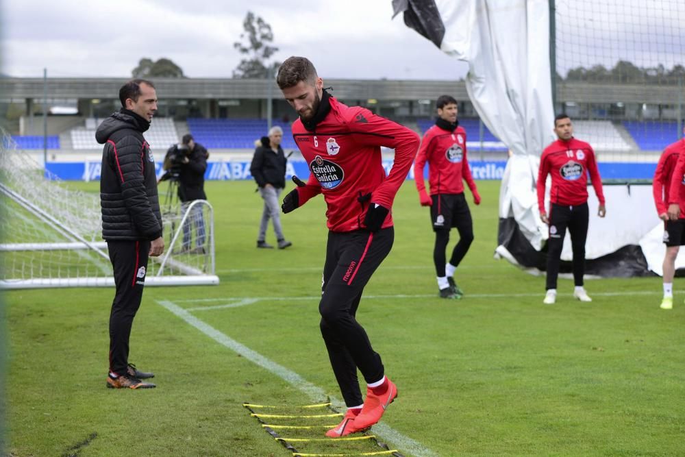 El nuevo entrenador Pablo Martí dirige un entrenamiento con ejercicios ofensivos y partidos en espacio reducido de alta intensidad.