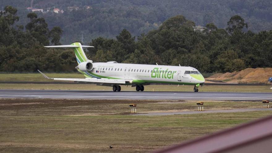 Un avión de Binter en el aeropuerto de Vigo.