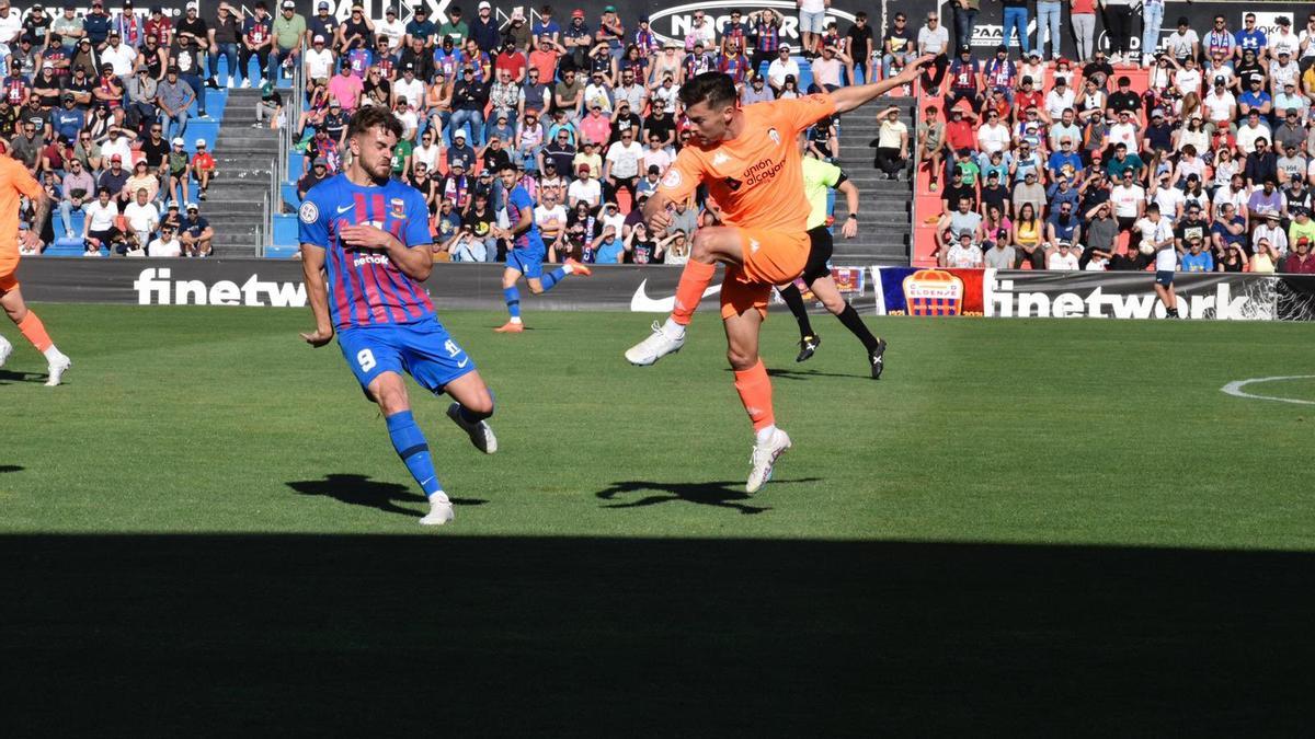 Un instante del partido entre Eldense y Alcoyano