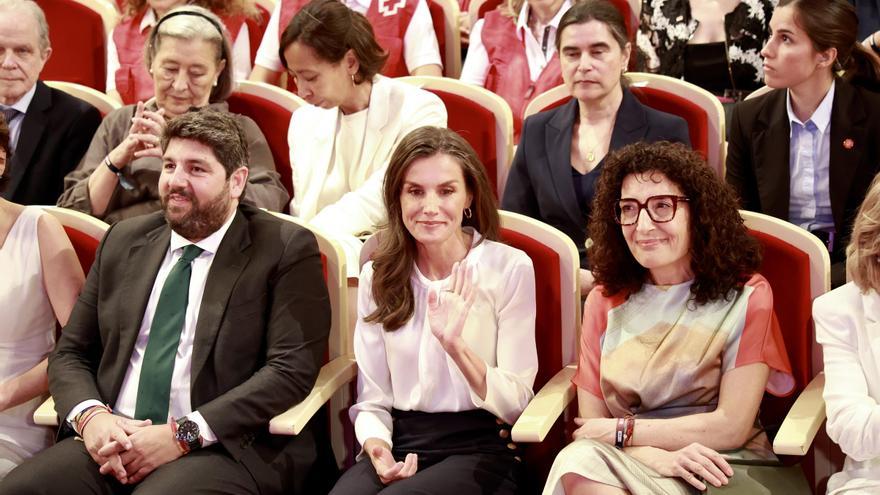 La reina aplaude en Murcia “el principio de humanidad” de Cruz Roja y entrega sus Medallas de Oro 2025
