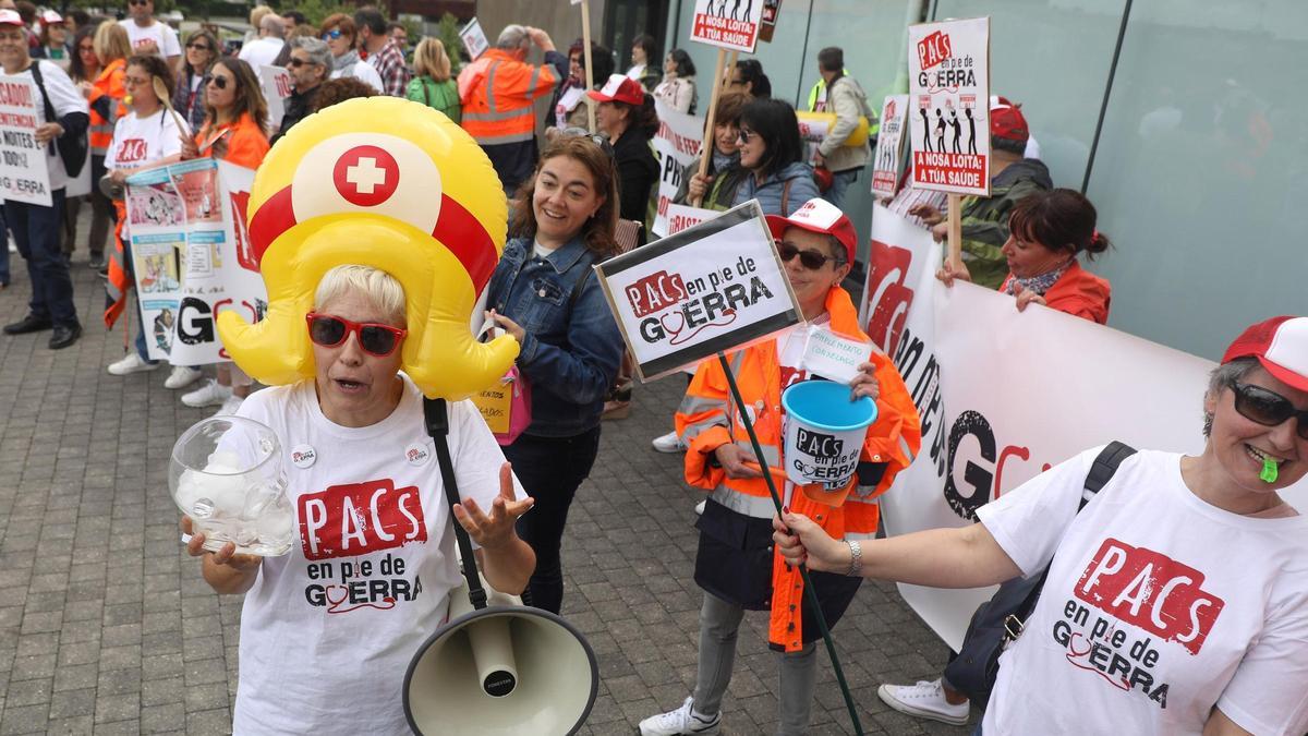 Una protesta anterior de los trabajadores de los PAC de Galicia en Santiago.