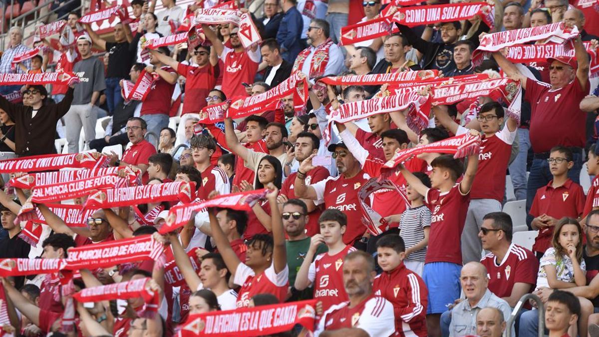 Aficionados del Real Murcia durante el último partido ante el Villarreal B.