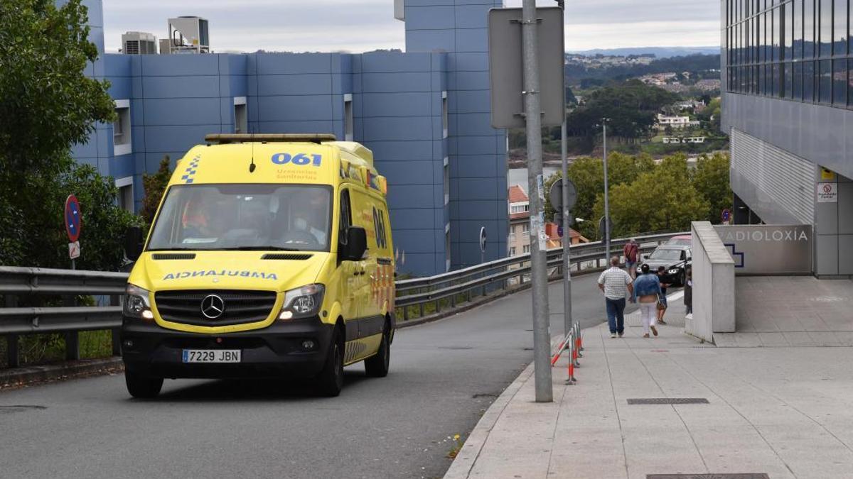 Una ambulancia en el recinto exterior del Chuac.