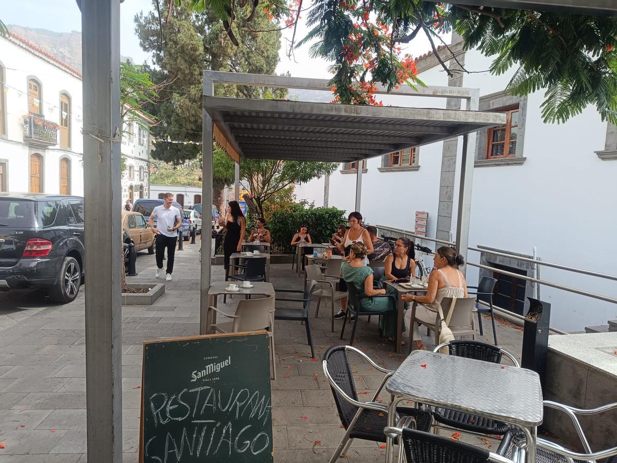 Vecinos en la terraza de un establecimiento hostelero.