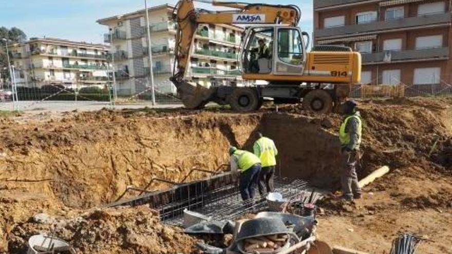 Els operaris treballen, fa uns dies, en aquesta obra.