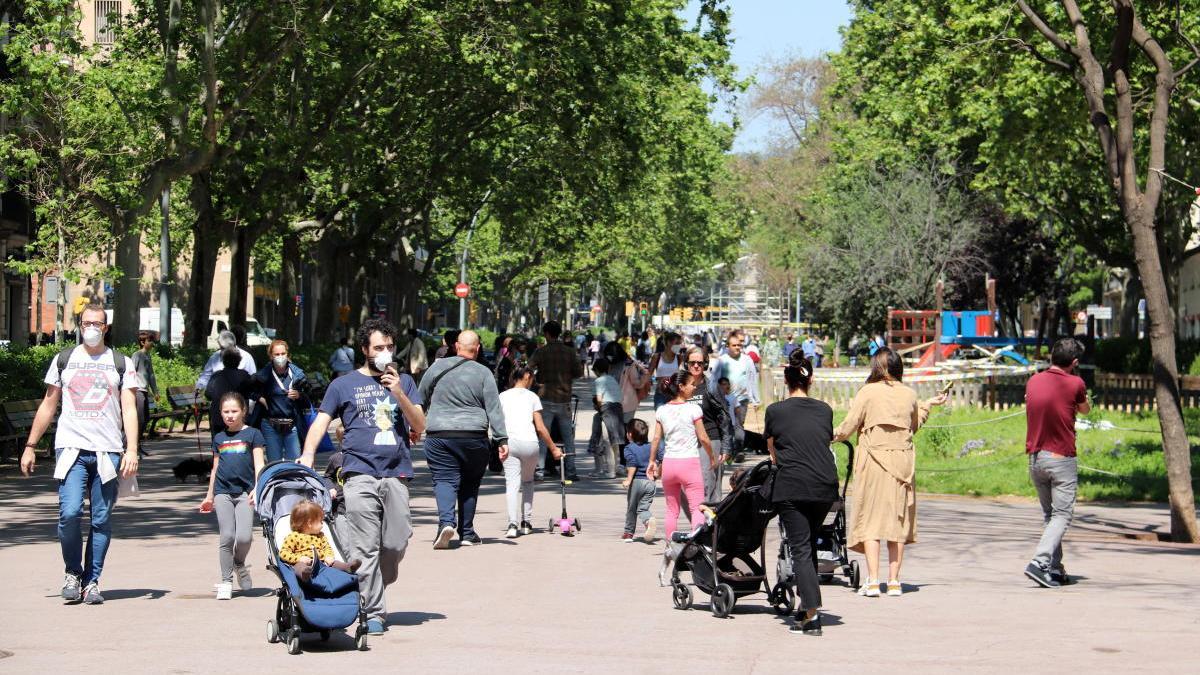 Un passeig ple de famílies amb nens en el primer matí de permís.