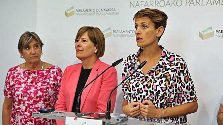 María Chivite, a la dreta, al costat d&#039;Uxue Barcos, ahir, en el Parlament navarrès.