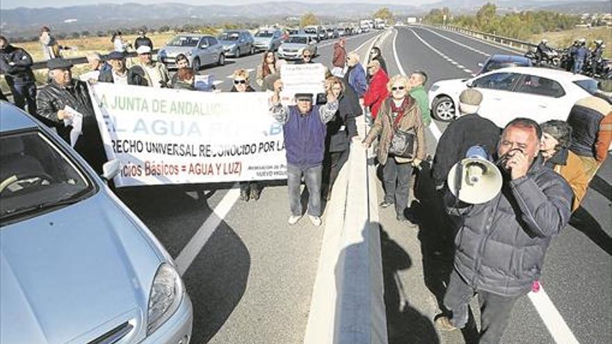 Largas retenciones por el corte de la N-432 por parcelistas