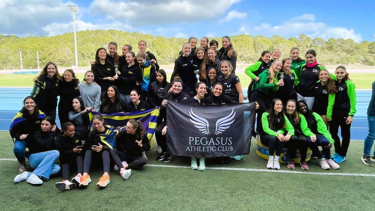 Podio con los clubes femeninos del Campeonato de Balears, que se disputó en las pistas de Magaluf