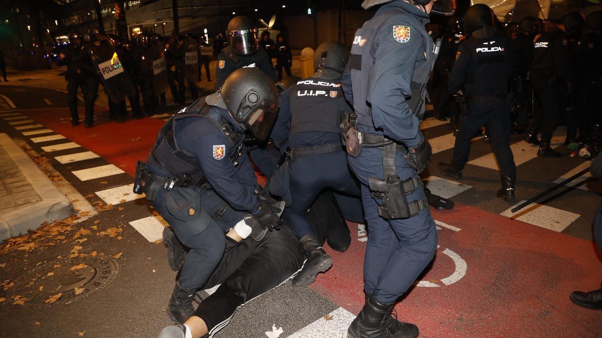 Enfrentamientos entre policía y manifestantes ante un Roig Arena blindado