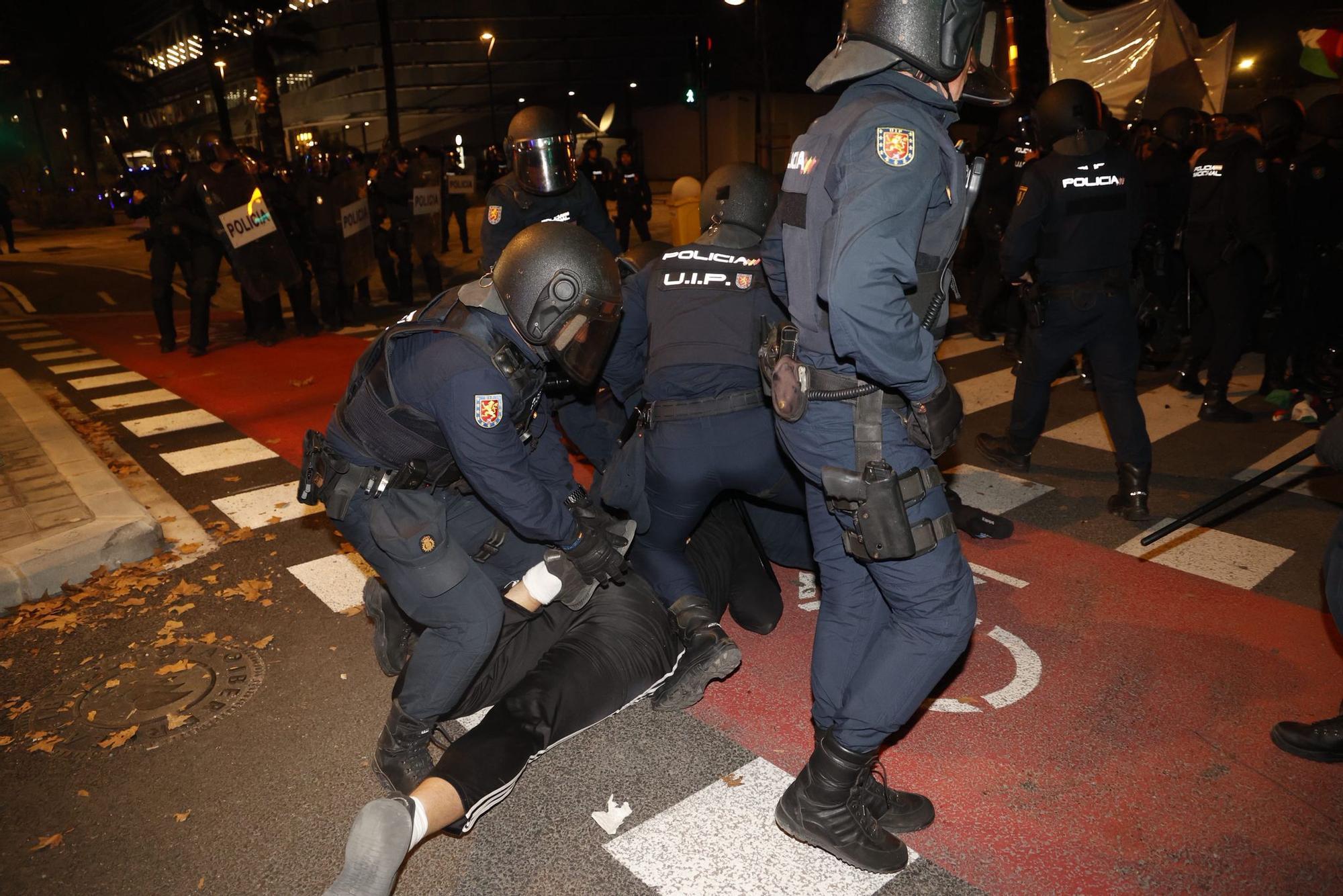 Enfrentamientos entre policía y manifestantes ante un Roig Arena blindado