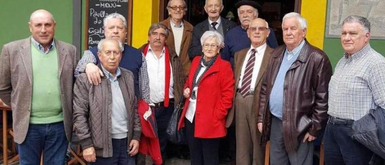 Marta Rodríguez Braga, en el centro, durante una reunión de ediles de la primera corporación democrática de Langreo | LNE