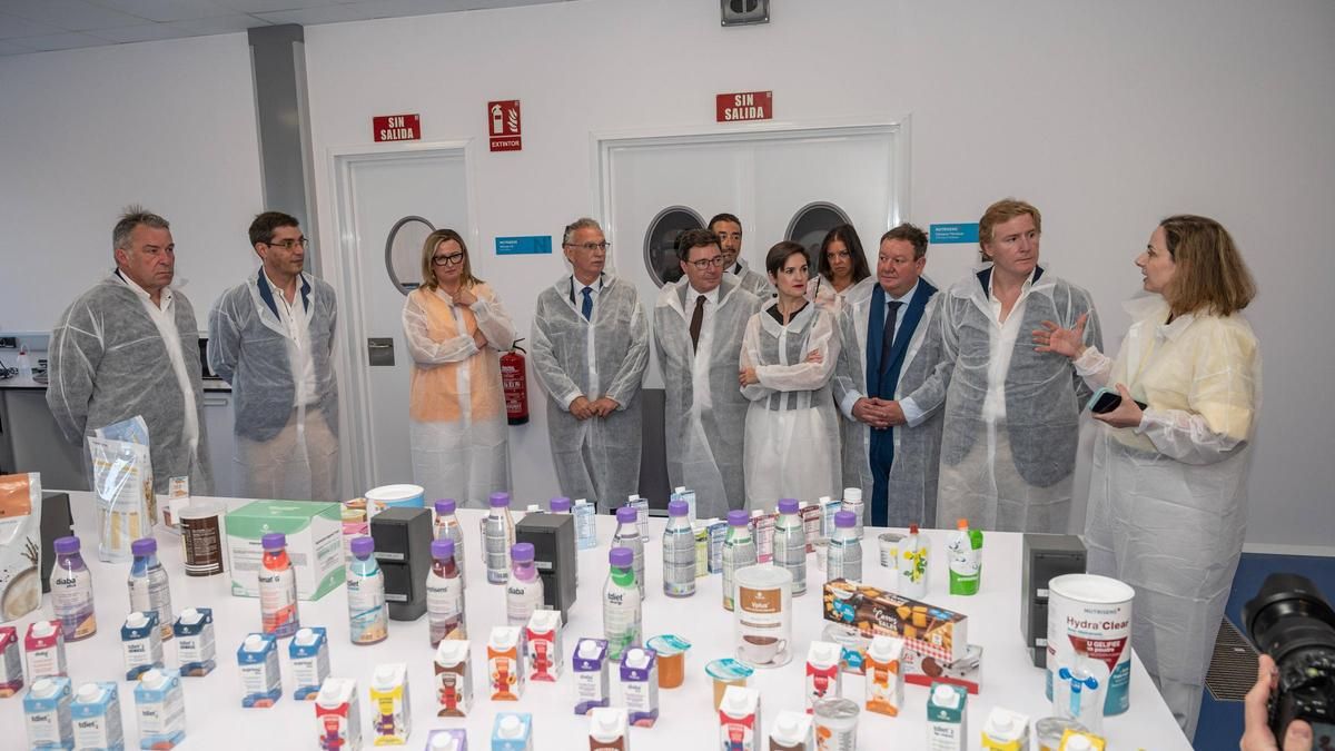 Las autoridades participantes en la inauguración conocen la gama de productos que elabora Nutrisens en su planta de Badajoz.