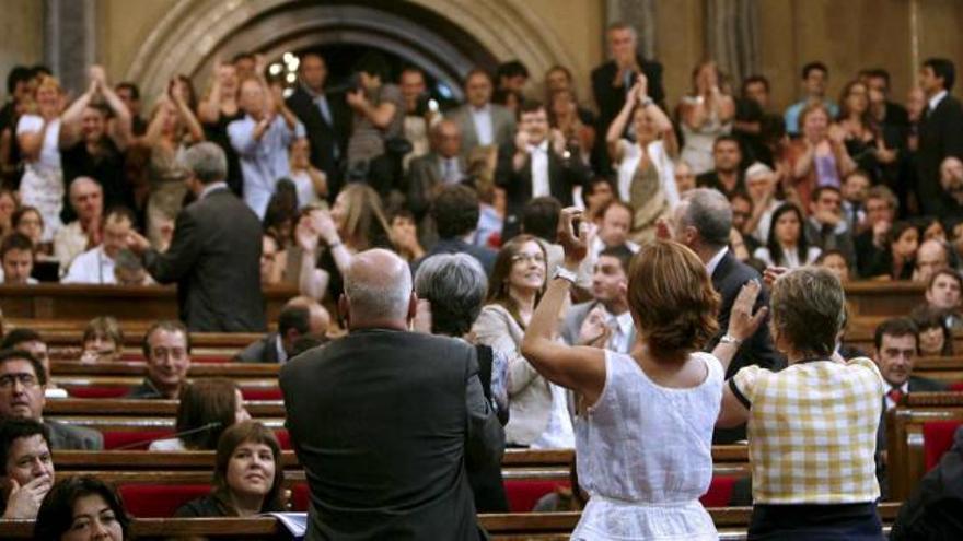 Diputados de ERC aplauden a los antitaurinos invitados al Parlament tras la votación.