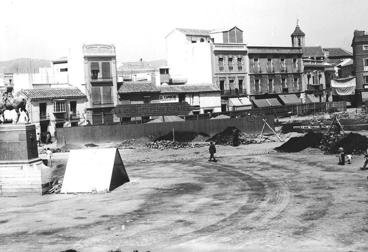 1928, con la estatua del Gran Capitán y el edificio de la Unión y el Fénix en sus cimientos.