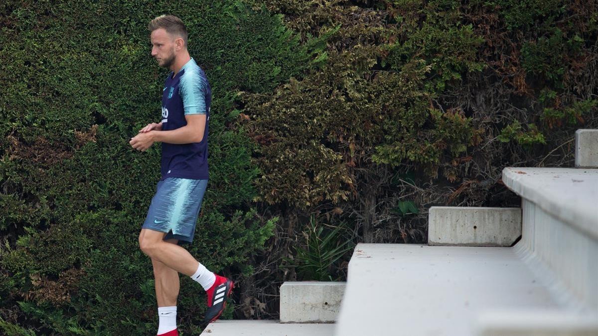 Ivan Rakitic, camino de un entrenamiento.