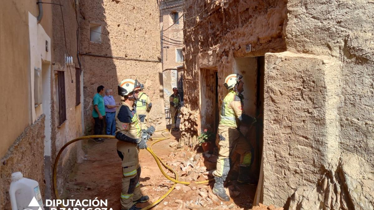 Los bomberos de la Diputación de Zaragoza, trabajando en Moros por el incendio de Ateca.