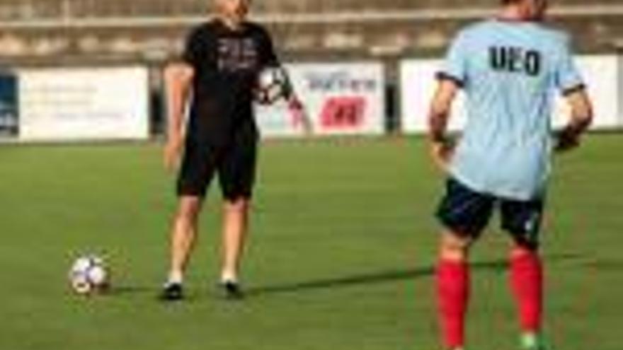 Xevi Coll, donant ordres en un entrenament de l&#039;Olot.