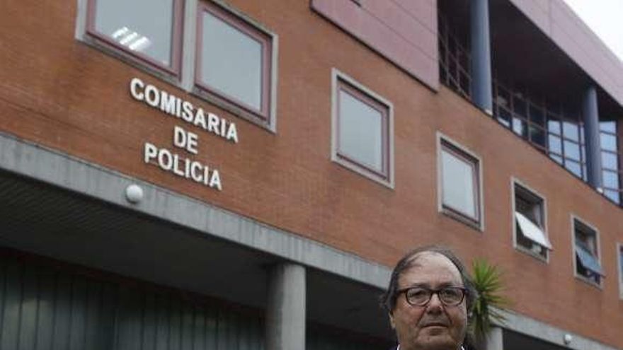 Mario Suárez del Fueyo, ayer, frente a la Comisaría, antes de interponer la denuncia por el ataque franquista a la sede de Podemos.