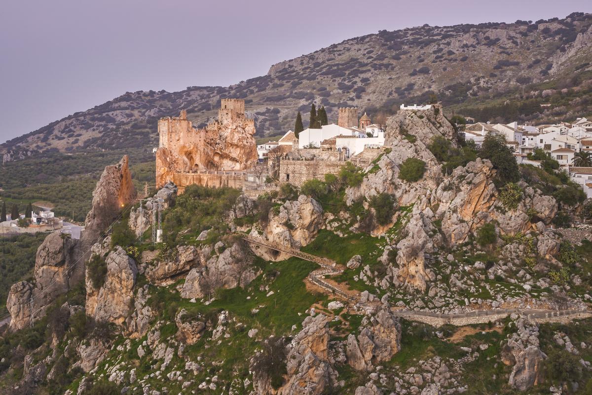 Zuheros, castillo y pueblo.