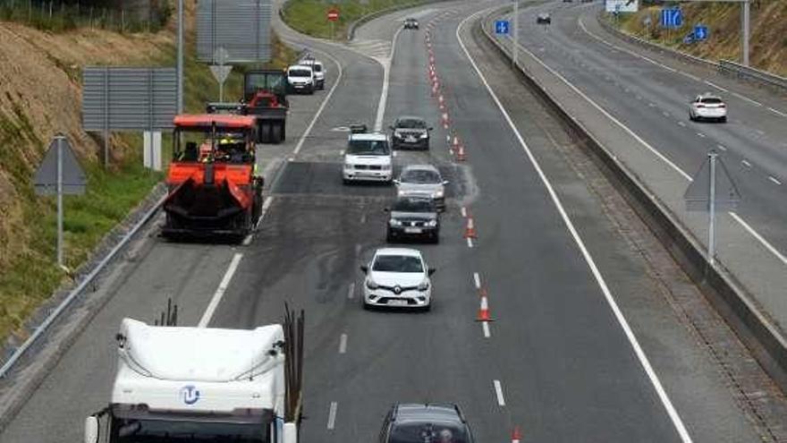 Maquinaria pesada en la autovia de O Salnés. // Noé Parga