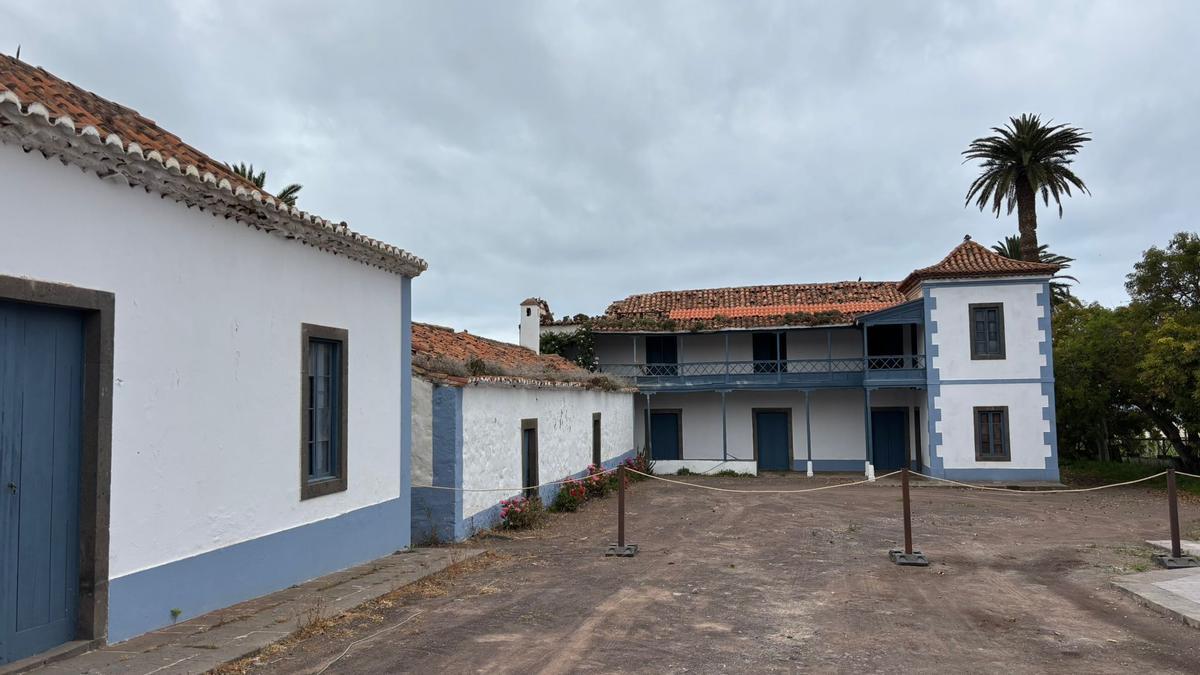 Presentación de la nueva destilería de Peligroso Pérez en Firgas