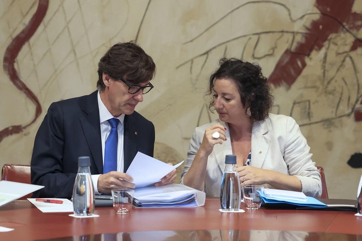 El president de la Generalitat, Salvador Illa, con la consellera de Economia, Alícia Romero, en una reunión del Consell Executiu.