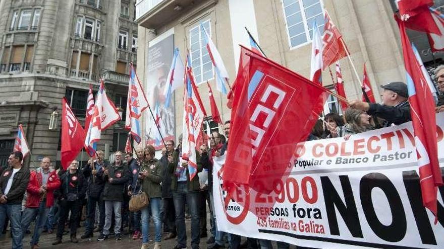Protesta de los sindicatos del Popular, ayer, en A Coruña. // J. Roller
