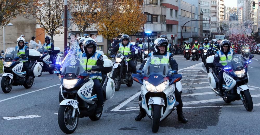 La clásica Papanoelada Motera vuelve a inundar las calles viguesas de espíritu navideño.