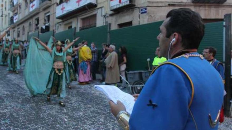 Un miembro de la organización dando instrucciones en el Partidor.