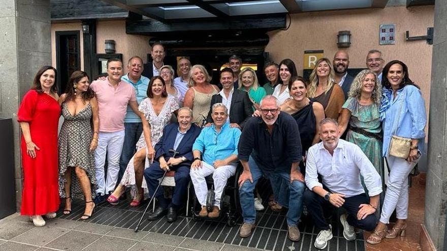 Sonsoles Artigas, con sus amigos, tras la celebración en el resturante.