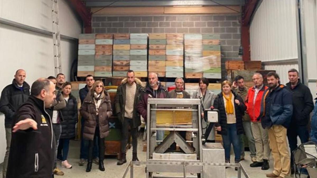 Representantes de los municipios de la montaña de Lugo, de visita a las instalaciones de Miel La Puela. | D. Á.