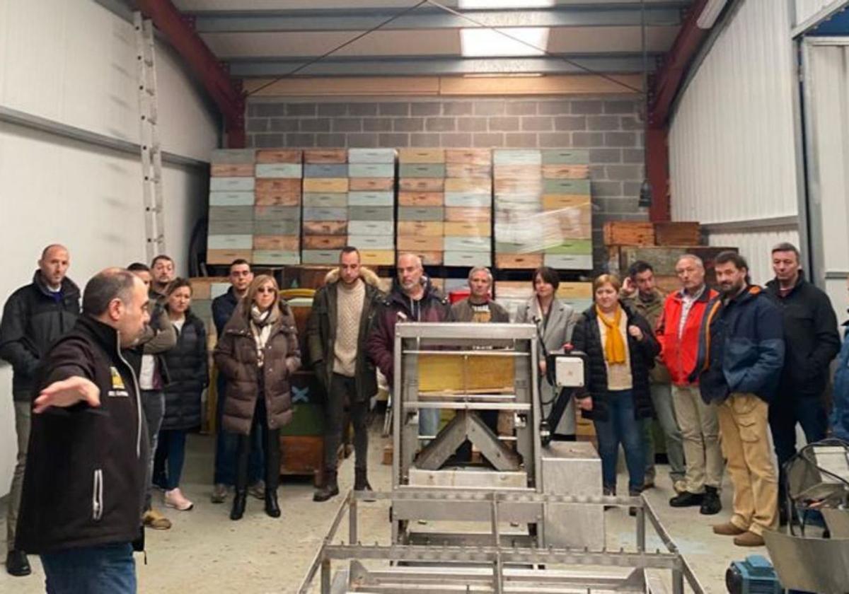 Representantes de los municipios de la montaña de Lugo, de visita a las instalaciones de Miel La Puela. | D. Á.