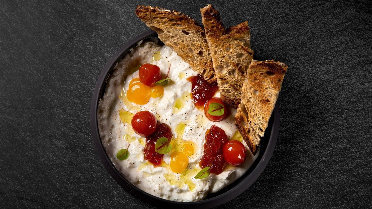 Crema de burrata con mermelada de tomates y gel cítrico de 'physalis' del restaurante Centonze.