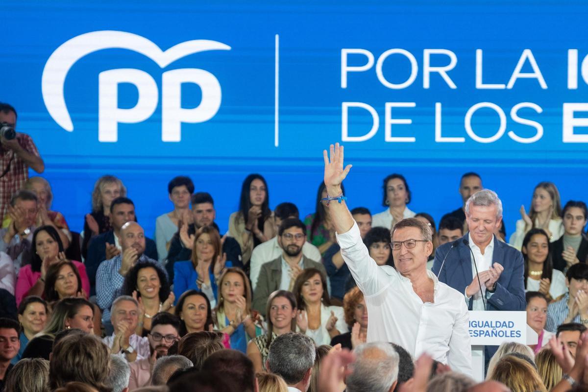 Feijóo arranca en Santiago la etapa de movilización que pide Aznar