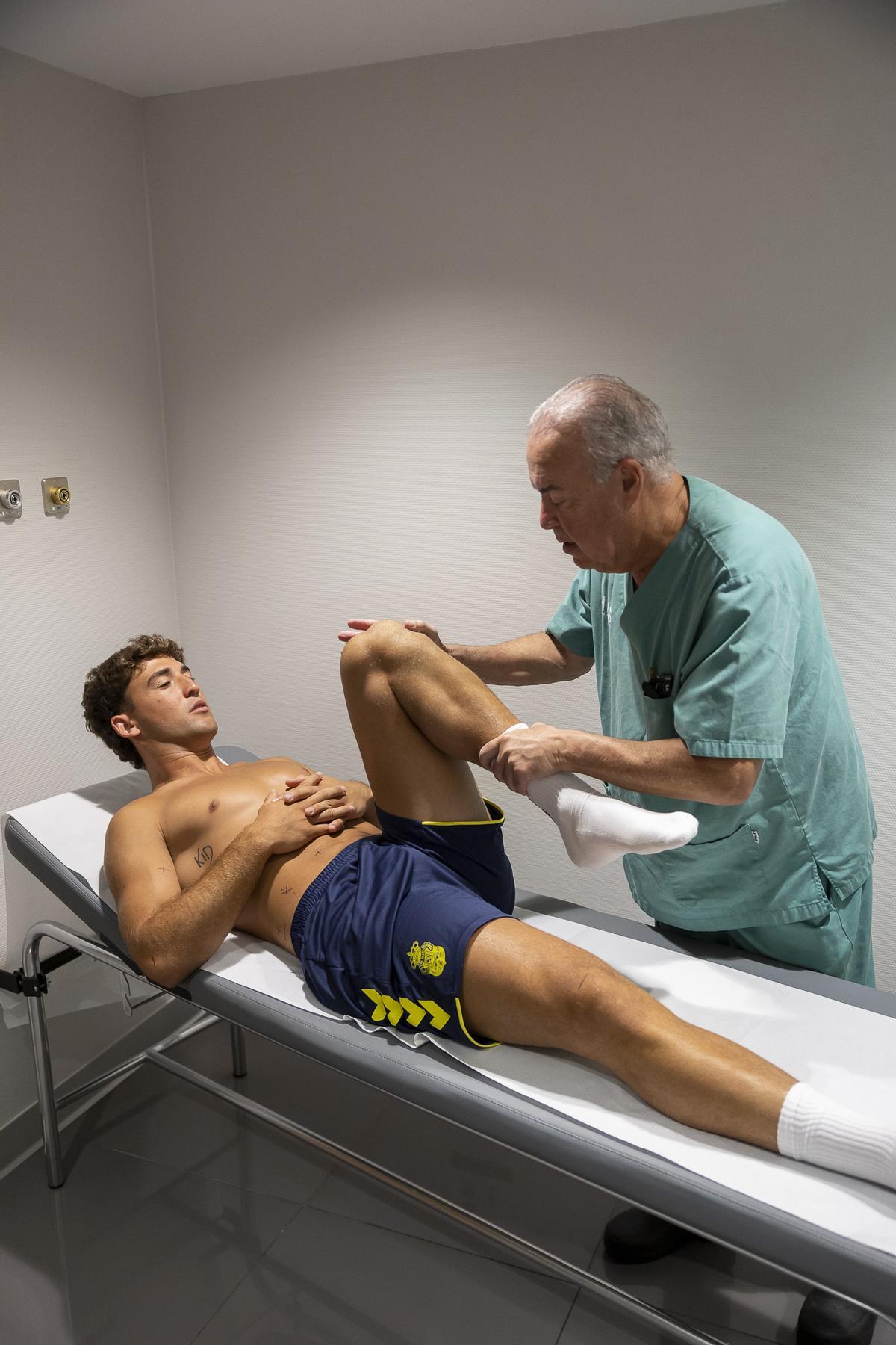 Reconocimiento médico de jugadores de la UD Las Palmas en el Hospital Perpetuo Socorro