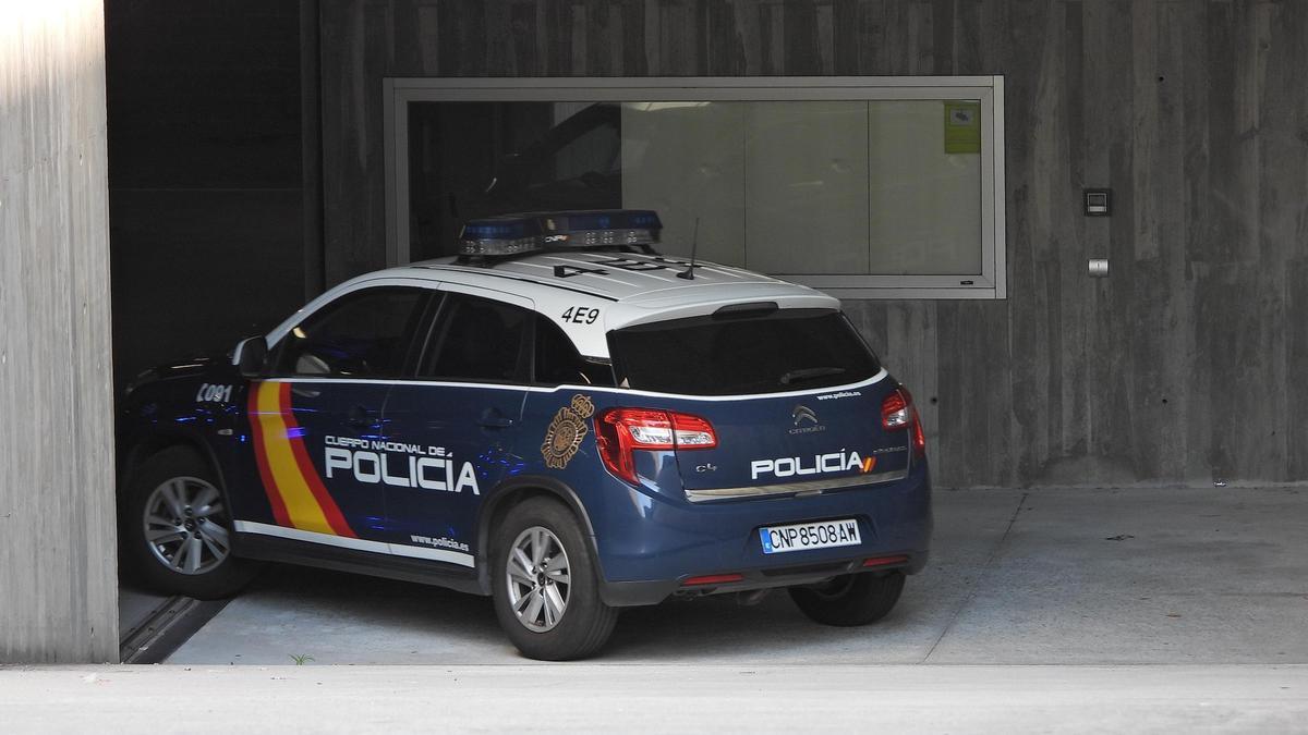 Un vehículo de la Policía accede al edificio judicial de Ourense.