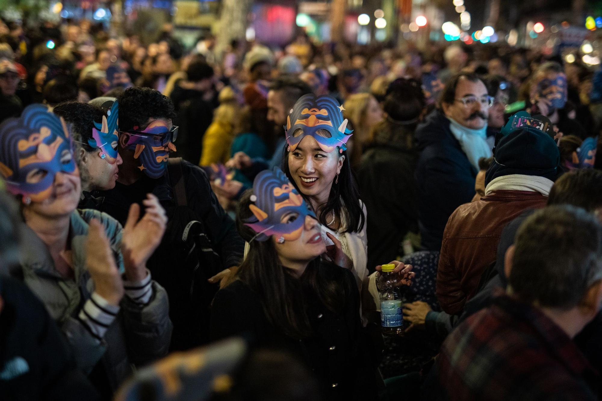 'Arribo' en La Rambla y la Reina Belluga -reina del 'Carnestoltes-' y su séquito llegan a las puertas del Palau de la Virreina para ofrecer un espectáculo