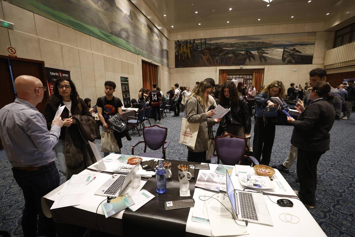 Alumnos y profesionales en la feria de estudios de posgrado.