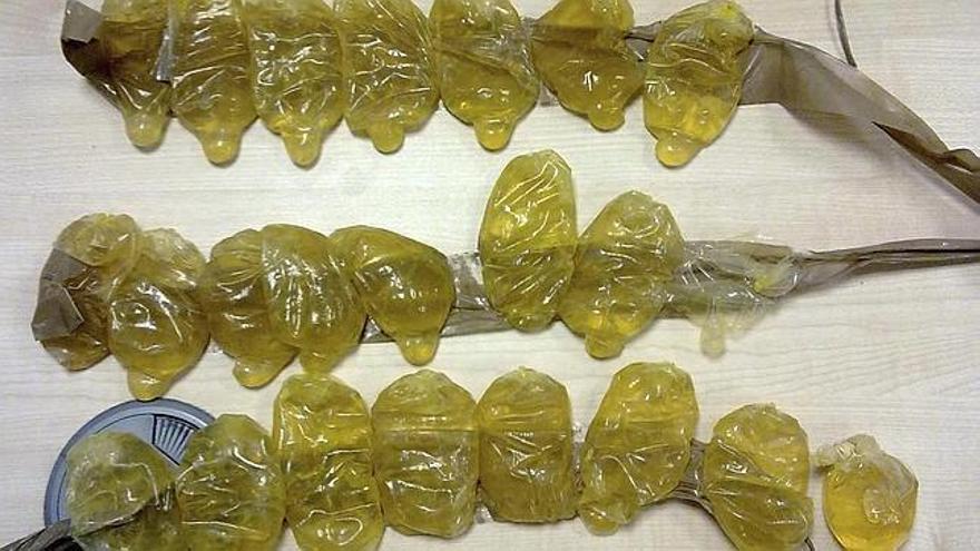 Cocaína en preservativos en el falso techo de su baño de Santomera