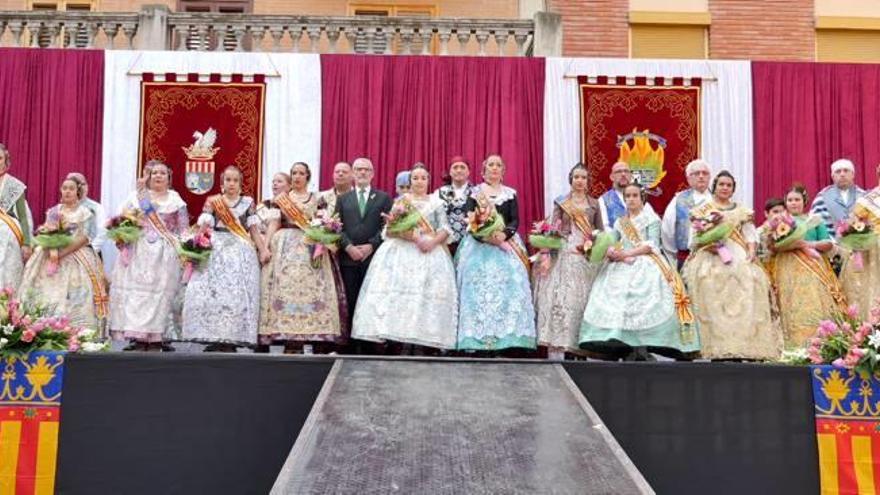 Las falleras mayores y presidentes de Alboraia junto al alcalde, Miguel Chavarría, en la Crida.