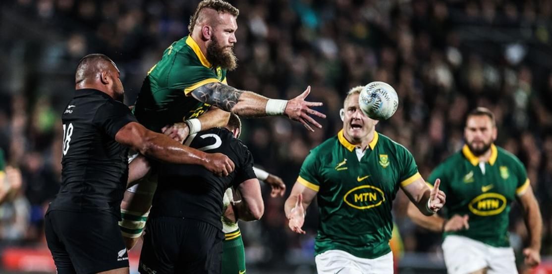 El sudafricano Snyman descarga ante la defensa de dos jugadores neozelandeses